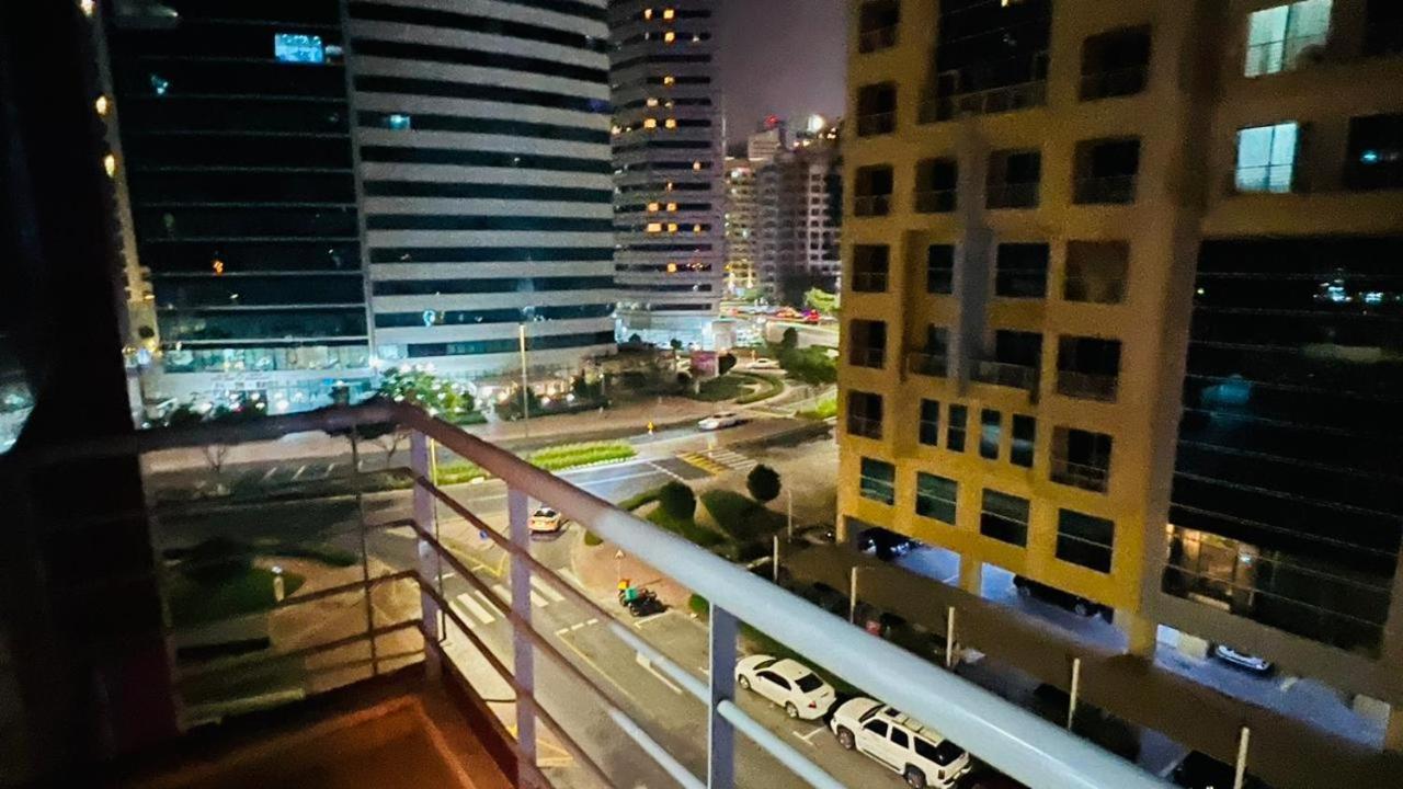 Homestay Nicest Partition In Barsha Heights Near Internet Metro *